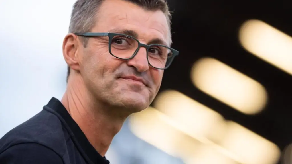 Trainer-Michael-Koellner-vom-TSV-1860-Muenchen-steht-vor-einem-Spiel-im-Stadion