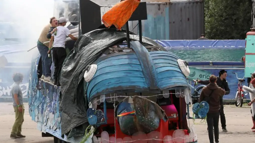 Erste-Gaeste-des-Pangea-Festivals-2021-auf-dem-ehemaligen-Flugplatz-in-Puetnitz-haben-Spass