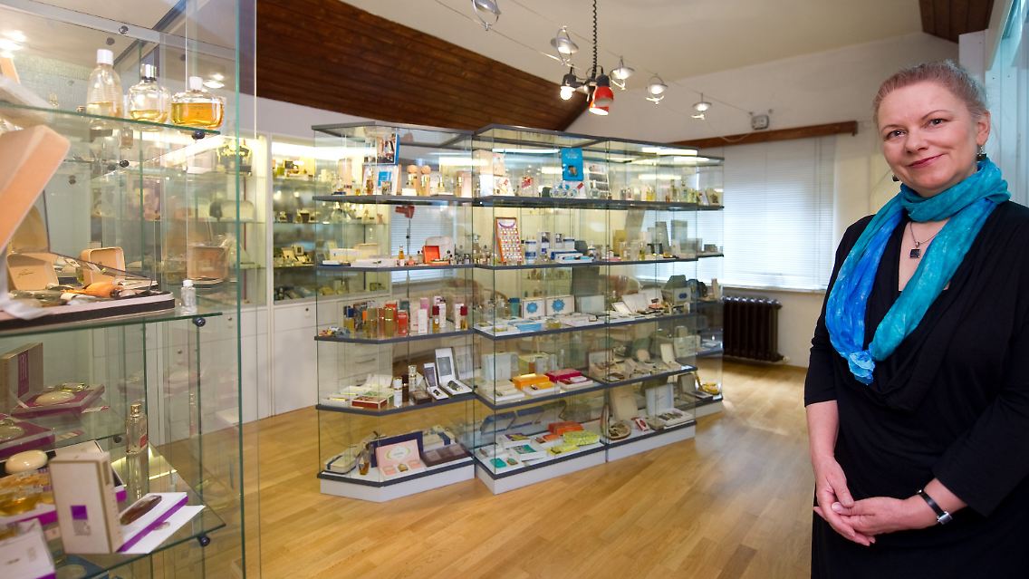 Sammlerin Kerstin Zimmermann in ihrem privaten Museum in Radebeul.