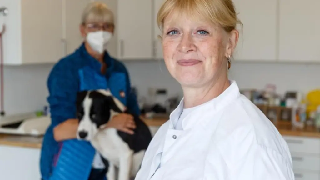 Tieraerztin-Christina-Bertram-steht-in-einer-Tierarztpraxis