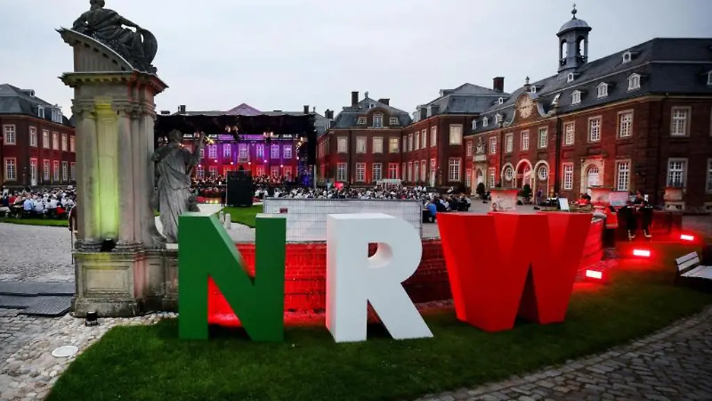 Die-Buchstaben-NRW-in-den-Landesfarben-stehen-am-Schloss-Nordkirchen-Kreis-Coesfeld
