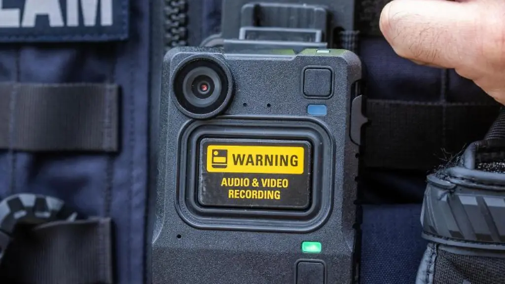 Eine-Body-Cam-haengt-an-der-Schutzweste-einer-Polizeibeamtin