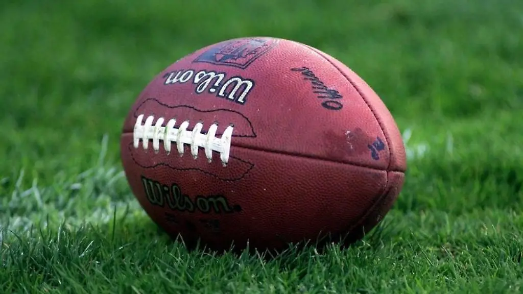 Ein-Football-liegt-auf-einem-Spielfeld