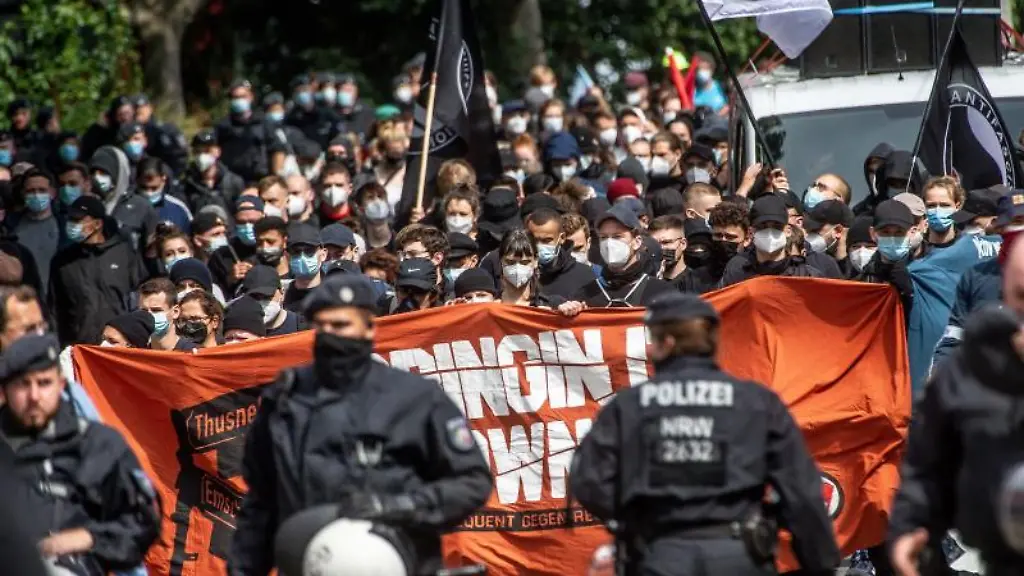 Teilnehmer-einer-Antifa-Demonstration-gegen-Rechts-ziehen-durch-die-Stadt-begleitet-von-Polizei