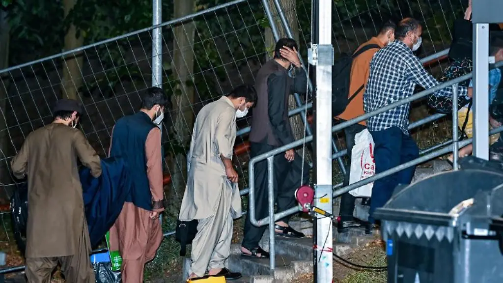 Ortskraefte-aus-Afghanistan-gehen-am-fruehen-Morgen-zu-ihrer-Unterkunft