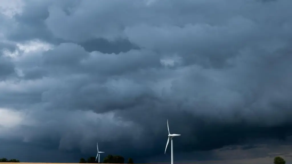 Eine-Gewitterzelle-mit-dunklen-Wolken-zieht-ueber-Windraeder-in-der-Region-Hannover-hinweg
