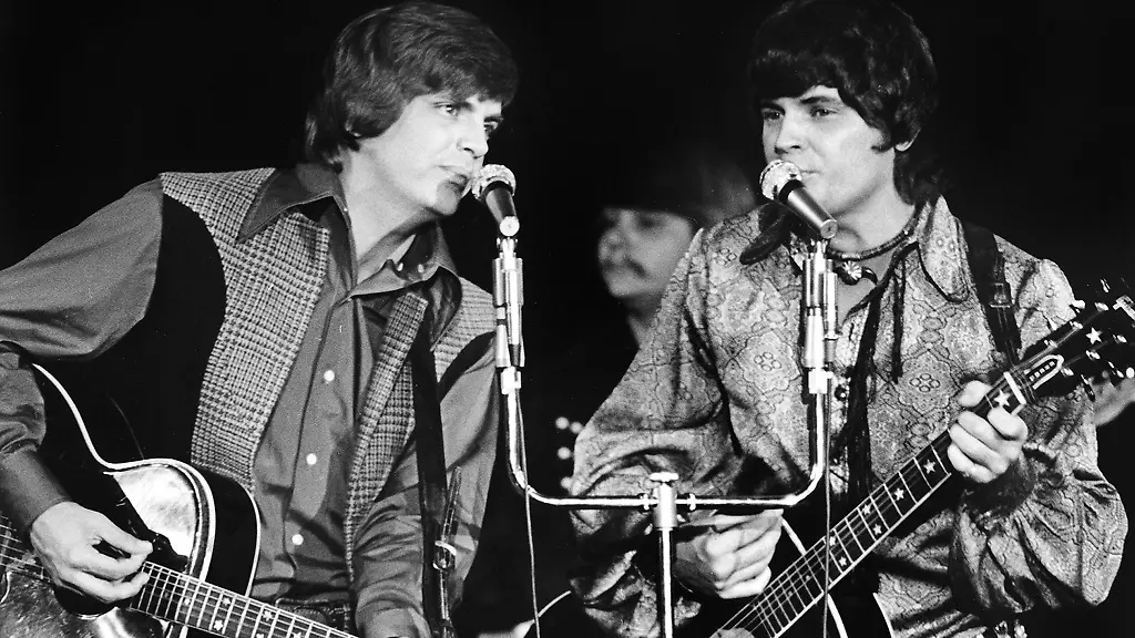 Phil-Everly-links-und-sein-Bruder-Don-rechts-singen-bei-einem-Auftritt-im-Jahr-1970-im-Caesars-Palace-in-Las-Vegas