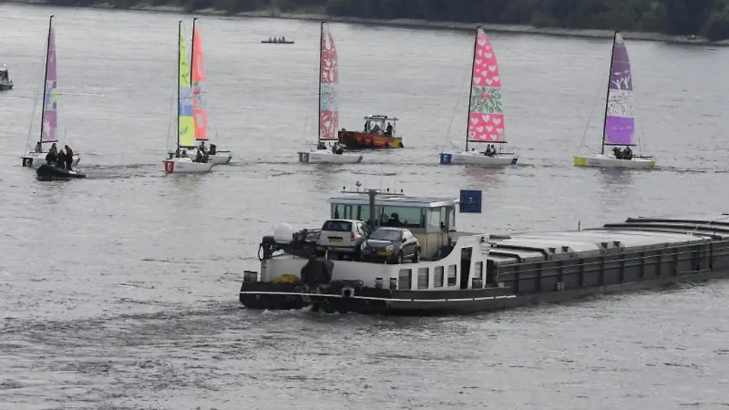 Segelboote-starten-auf-dem-Rhein-zur-weltweit-ersten-Kulturregatta
