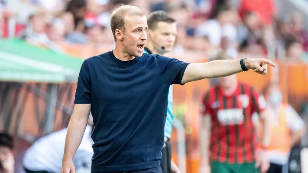 Trainer-Sebastian-Hoeness-von-Hoffenheim-gestikuliert-am-Spielfeldrand