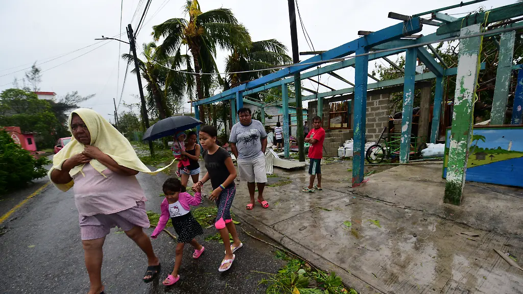 2021-08-21T195522Z-1359932607-RC2J9P9Y4VJ7-RTRMADP-3-STORM-GRACE