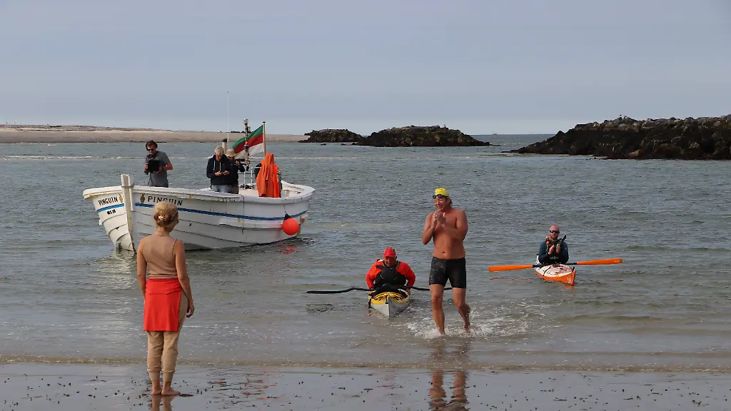 Ankunft-am-Strand-4-Beate-Wiersig-empfaengt-ihren-Mann