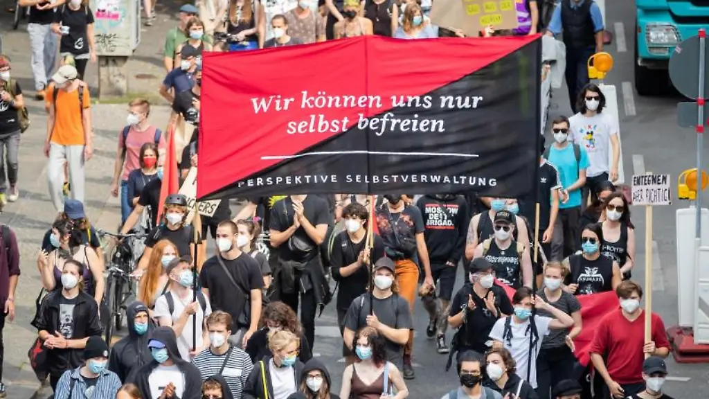 Ein-Banner-mit-der-Aufschrift-Wir-koennen-uns-nur-selbst-befreien-bei-einer-Demo