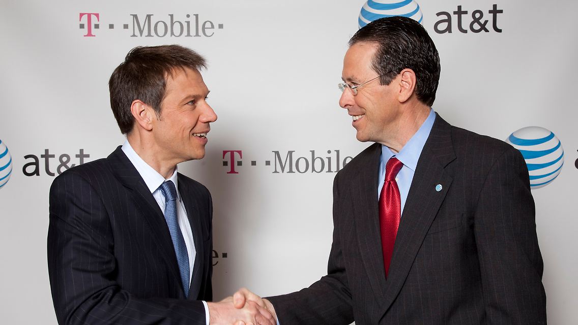 Die Vorstandschef Rene Obermann (Telekom/links) und Randall Stephenson (AT&T) besiegeln den Deal.