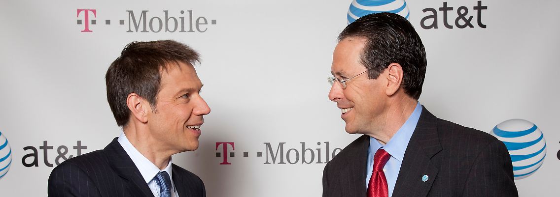 Die Vorstandschef Rene Obermann (Telekom/links) und Randall Stephenson (AT&T) besiegeln den Deal.