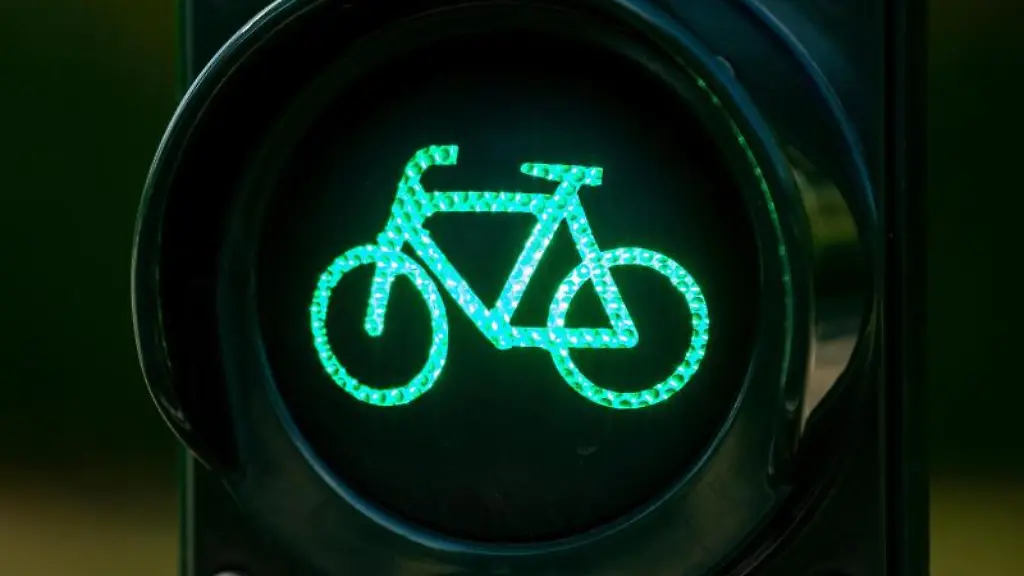 Eine-Fahrradampel-im-Stadtzentrum-Potsdams-zeigt-gruen