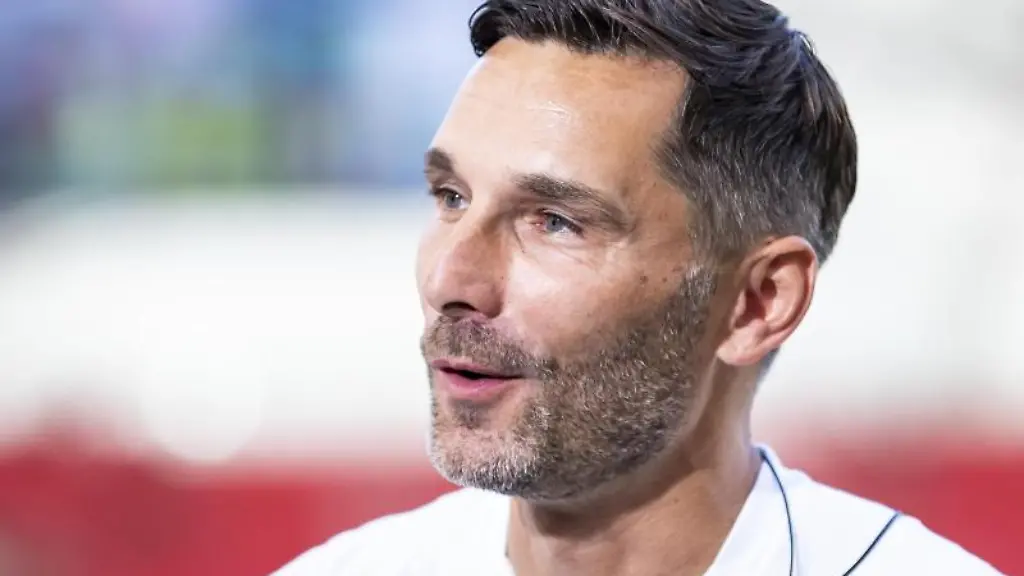 Fuerths-Trainer-Stefan-Leitl-steht-vor-einem-Spiel-im-Stadion