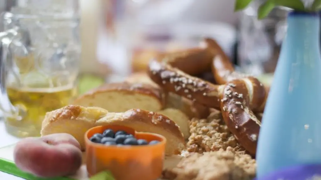 Eine-bayerische-Brotzeit-ist-auf-einer-Bierbank-im-Biergarten-am-Chinesischen-Turm-zu-sehen