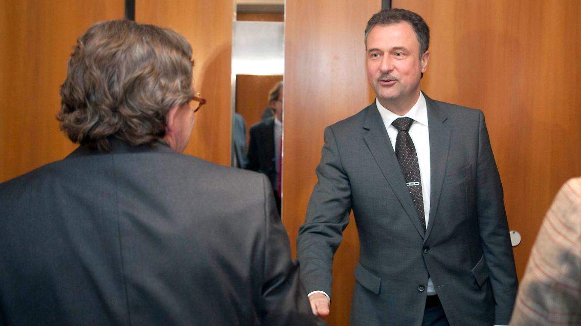 Ulrich Weber (links) und Claus Weselsky geben sich die Hand.