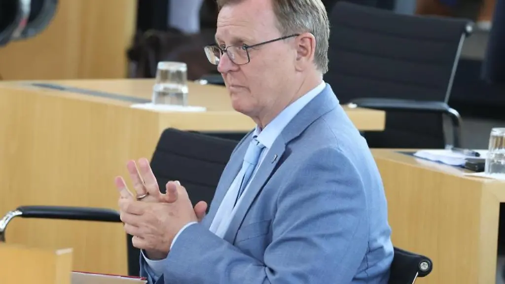 Bodo-Ramelow-faltet-die-Haende-zusammen