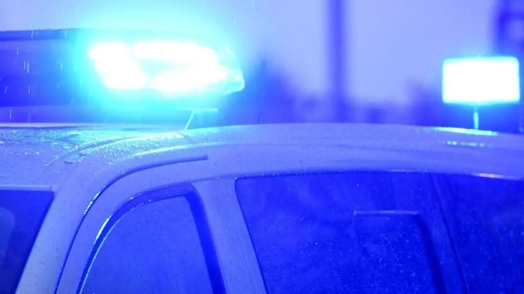 Blaulichter-leuchten-auf-dem-Dach-eines-Polizeifahrzeugs