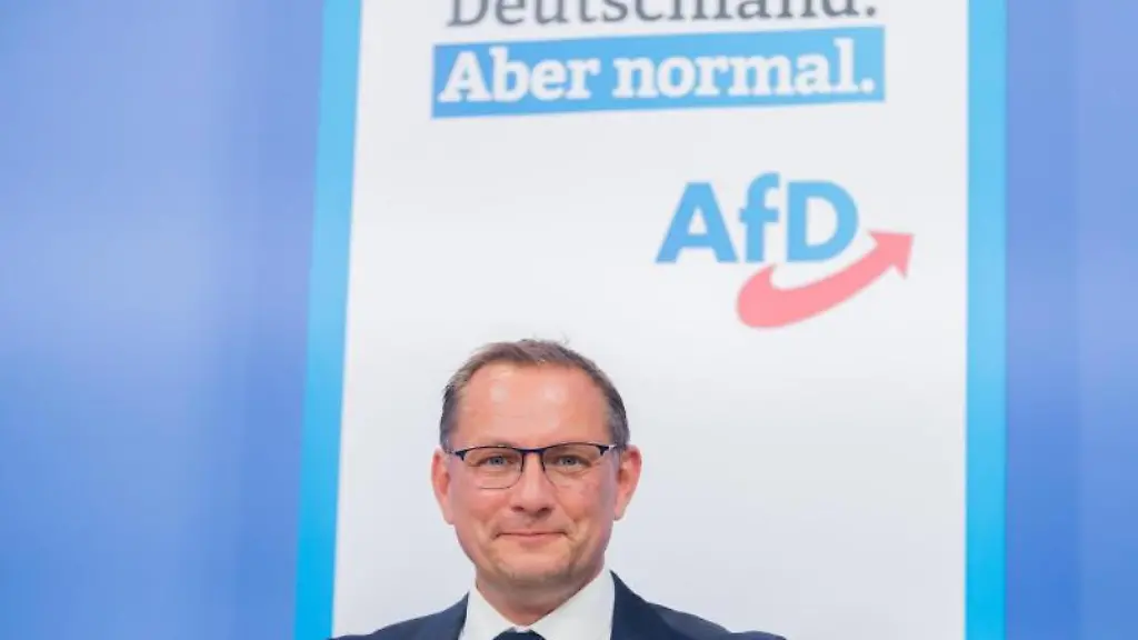 Tino-Chrupalla-AfD-Bundesvorsitzender-und-Spitzenkandidat-fuer-die-Bundestagswahl-nimmt-an-einer-Pressekonferenz-teil