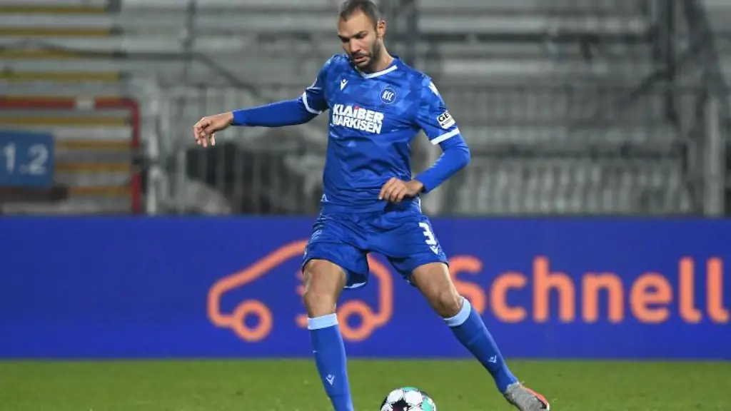 Der-Karlsruher-Daniel-Gordon-am-Ball