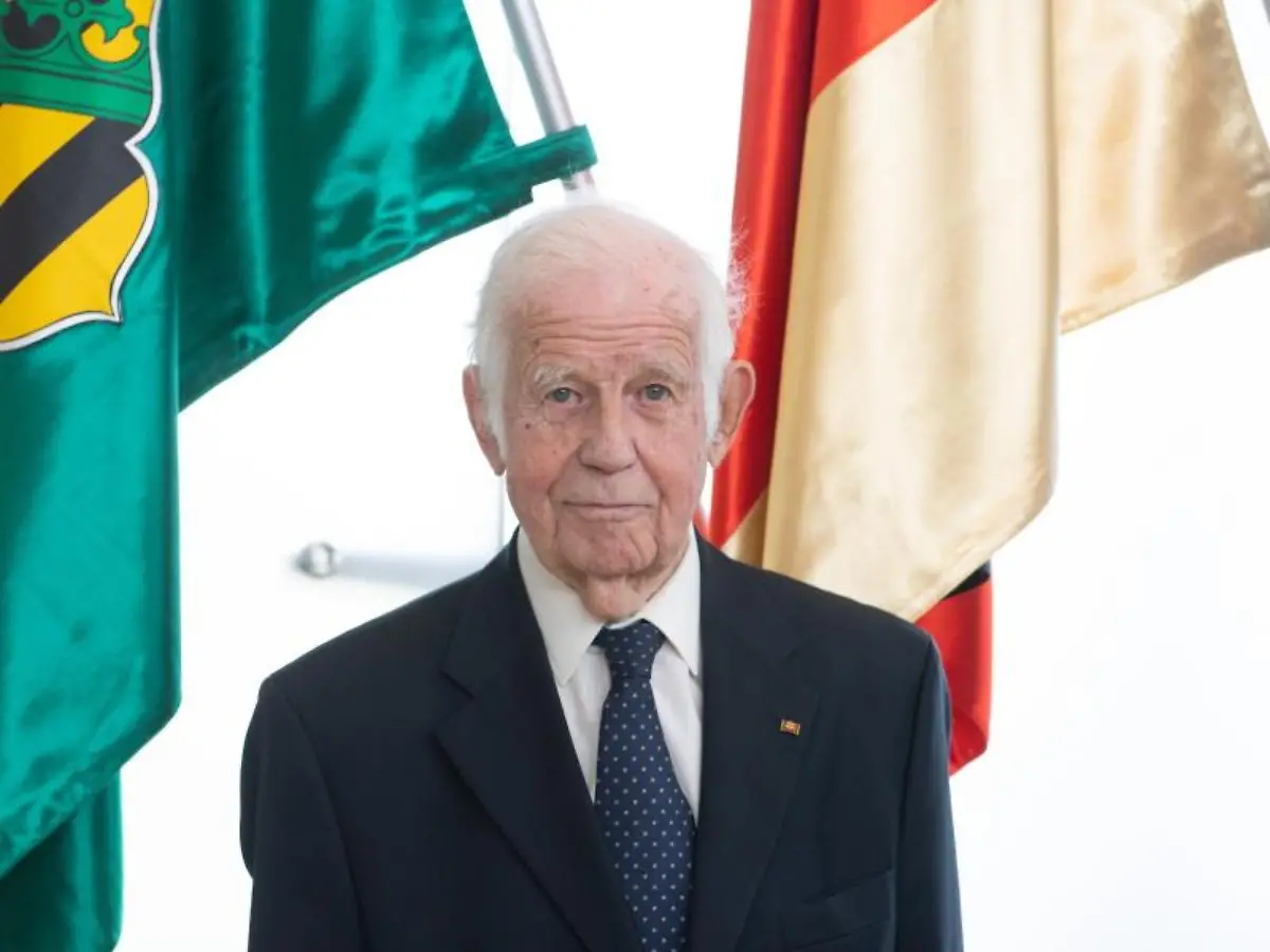 Kurt-Biedenkopf-CDU-ehemaliger-Ministerpraesident-von-Sachsen-laechelt