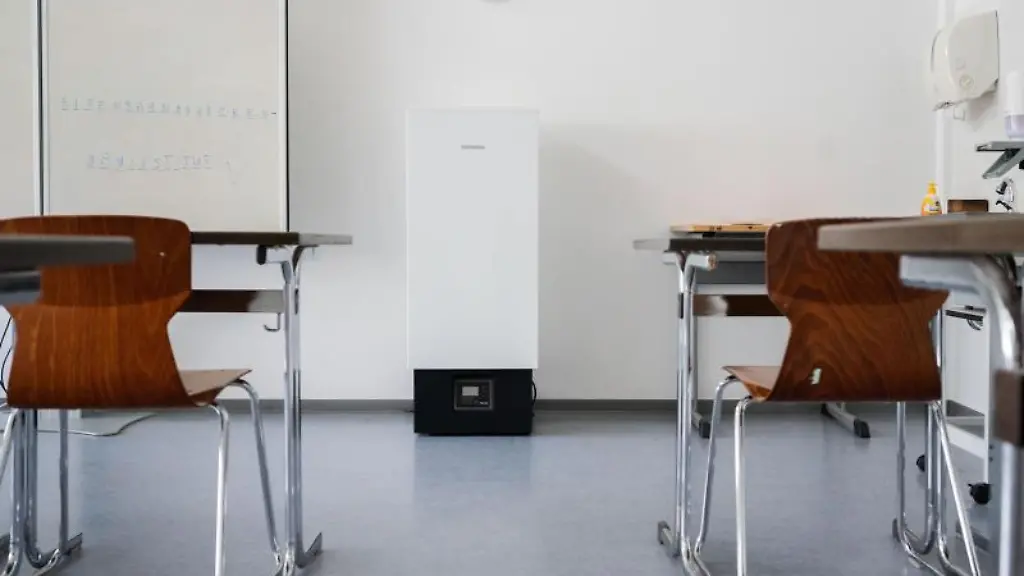 Ein-mobliler-Luftfilter-steht-in-einem-Klassenraum