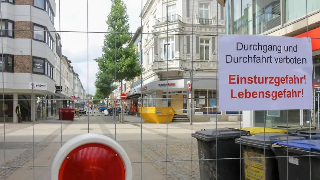 In-einem-Wohn-und-Geschaeftshaus-in-Eschweiler-ist-die-Decke-zwischen-erstem-Stock-und-Erdgeschoss-teilweise-eingestuerzt