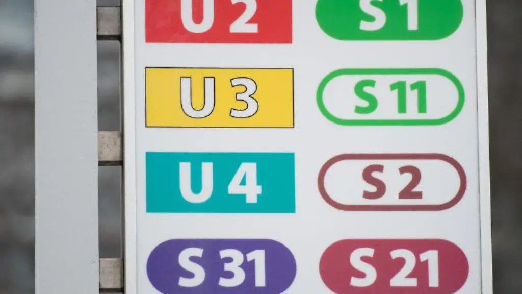 Ein-Schild-mit-den-Symbolen-fuer-U-und-S-Bahn-Linien