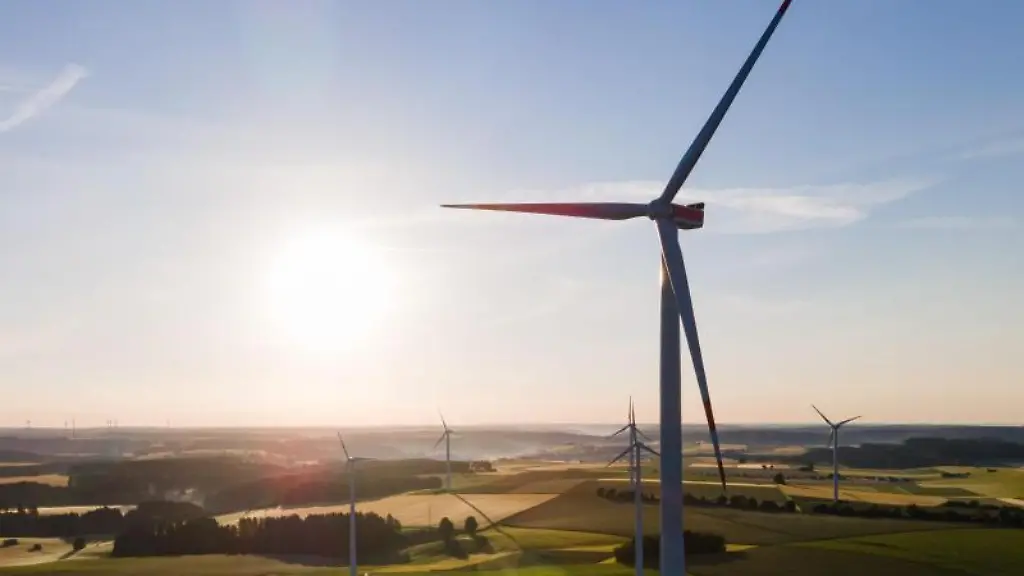 Windraeder-stehen-bei-Sonnenaufgang-auf-einem-Feld