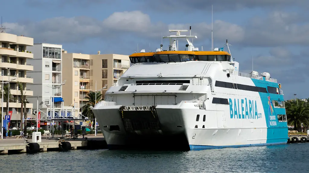 Eine-Faehre-der-Gesellschaft-Balearia-hat-ein-Schlauchboot-mit-zwei-Maennern-ueberfahren-Ein-46-Jaehriger-ueberlebte-den-Zusammenstoss-nicht