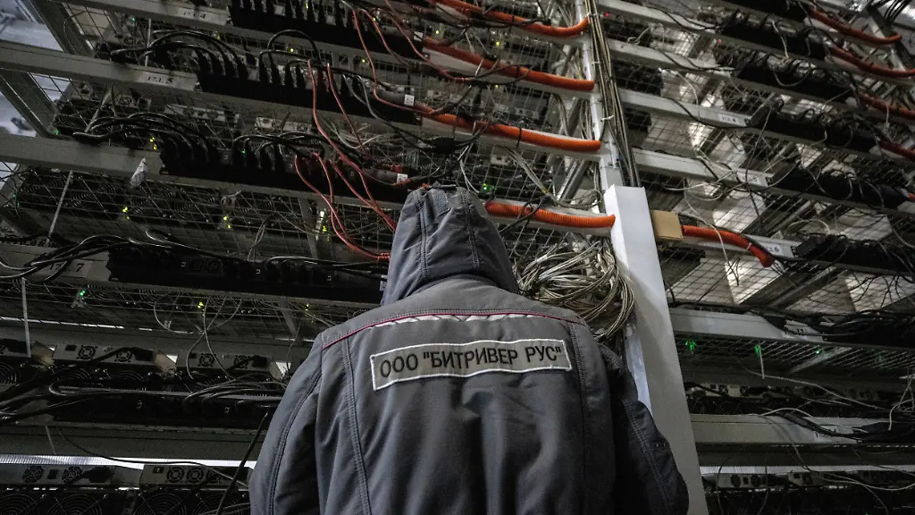 2021-07-07T000000Z-1005609524-RC2HFO9MNZJX-RTRMADP-3-FINTECH-BITCOIN-CHINA-MINING