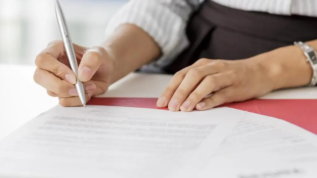 Eine-Frau-unterschreibt-einen-Ausbildungsvertrag