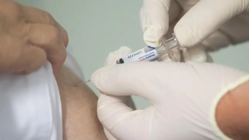 Ein-Mann-wird-geimpft