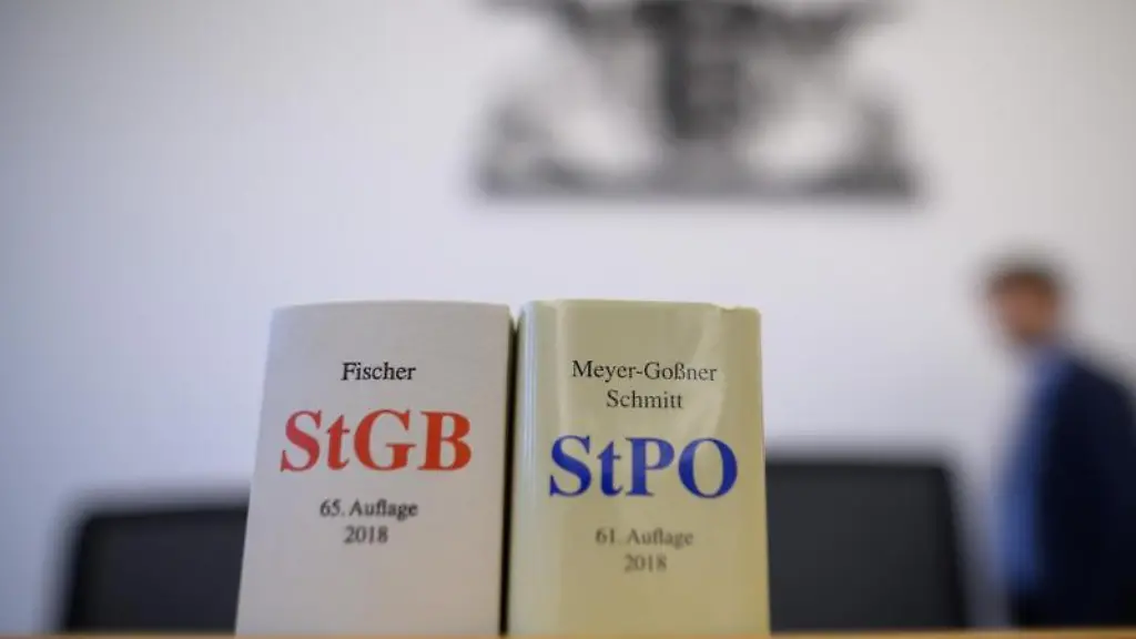 Eine-Ausgabe-des-Strafgesetzbuchs-und-der-Strafprozessordnung-stehen-in-einem-Gerichtssaal