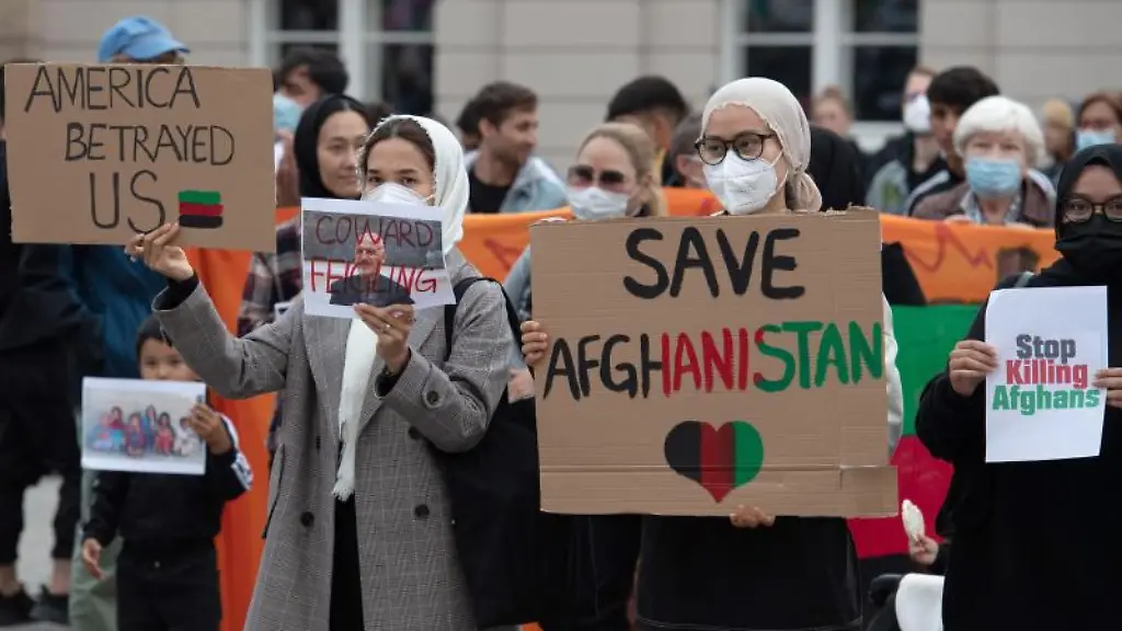 Teilnehmer-an-der-Kundgebung-Humanitaere-Luftbruecke-jetzt-Afghanistans-Bevoelkerung-nicht-im-Stich-lassen-stehen-mit-Plakten-auf-dem-Alten-Markt