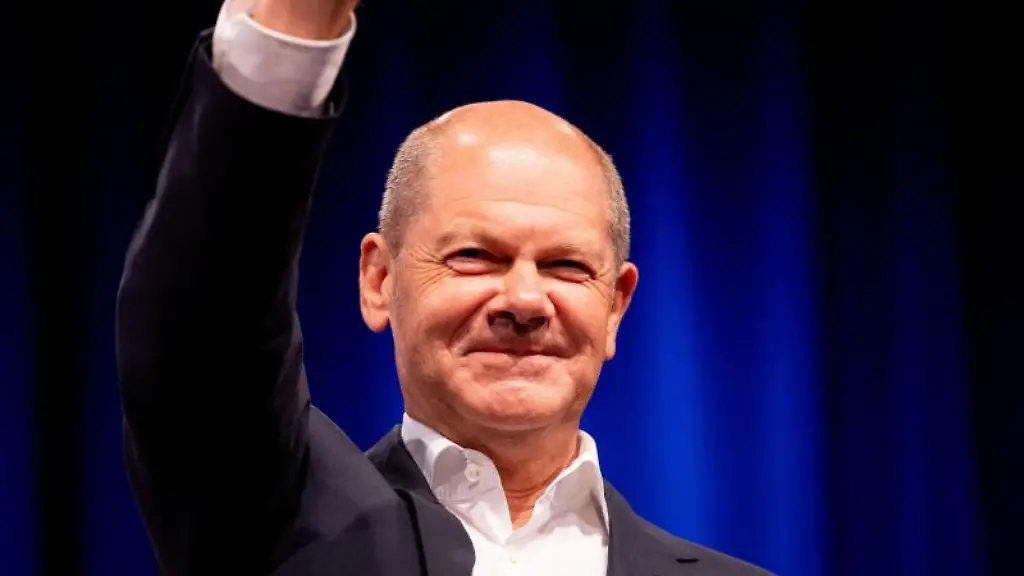 Olaf-Scholz-SPD-Kanzlerkandidat-und-Bundesminister-der-Finanzen-winkt