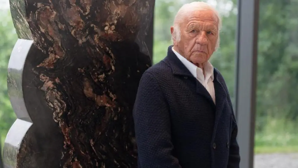 Der-Kuenstler-Heinz-Mack-steht-im-Skulpturenpark-Waldfrieden-zur-Ausstellung-zu-seinem-90-Geburtstag-Nun-hat-der-ZERO-Kuenstler-100-000-Euro-fuer-Nachwuchskuenstler-gestiftet