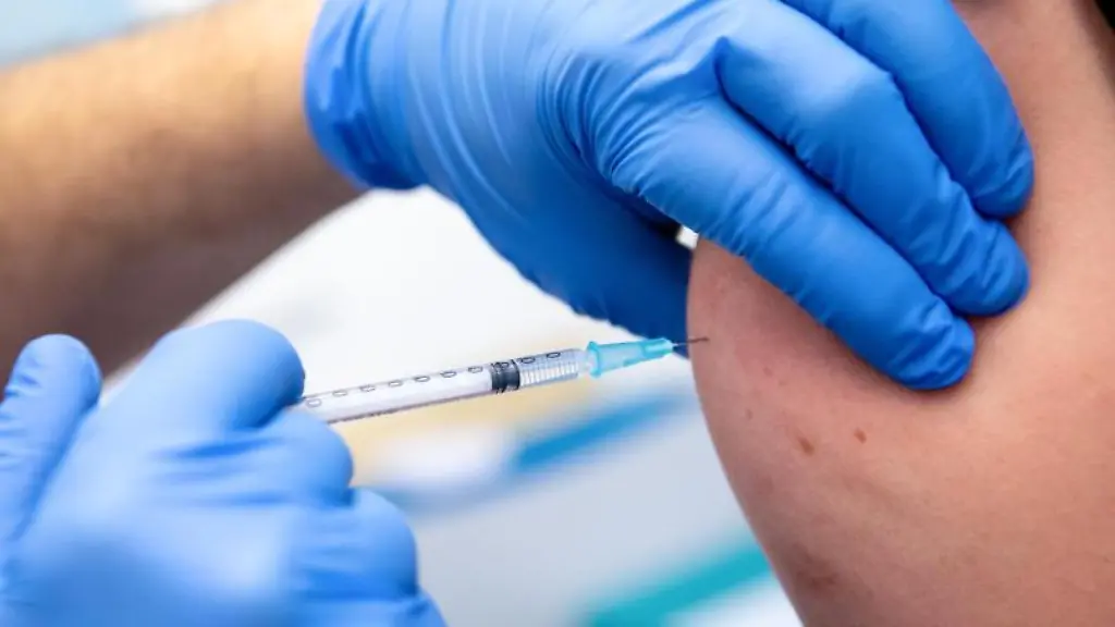 Eine-Person-wird-geimpft-In-Bremen-starten-im-September-die-Auffrischungsimpfungen