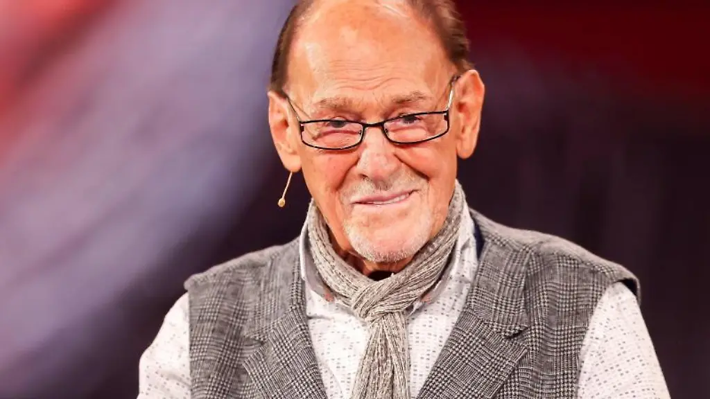 Schauspieler-Herbert-Koefer-steht-bei-der-Verleihung-der-Goldenen-Henne-auf-der-Buehne