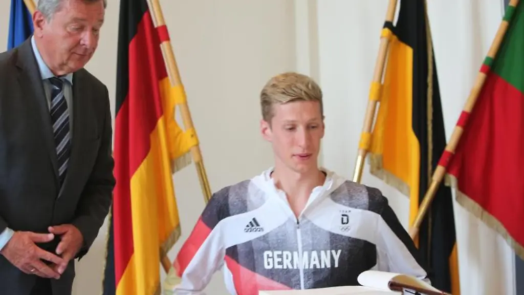 Olympiasieger-Florian-Wellbrock-traegt-sich-in-das-Goldene-Buch-der-Stadt-Magdeburg-ein