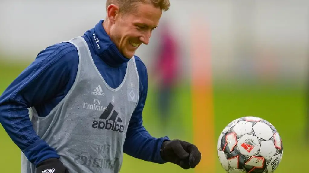 Lewis-Holtby-beim-Training-waehrend-seiner-Zeit-beim-HSV-Nun-hat-Holstein-Kiel-den-Mittelfeldspieler-verpflichtet