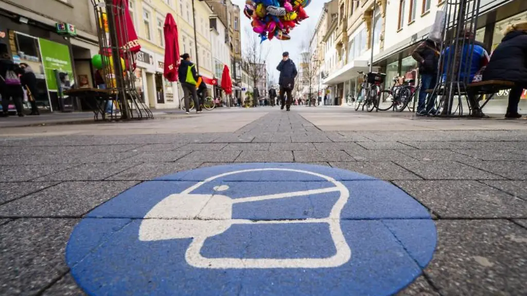 Ein-Symbol-zur-Maskenpflicht-ist-auf-dem-Pflaster-der-Offenbacher-Fussgaengerzone
