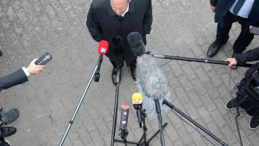 Olaf-Scholz-oben-SPD-Kanzlerkandidat-und-Bundesminister-der-Finanzen