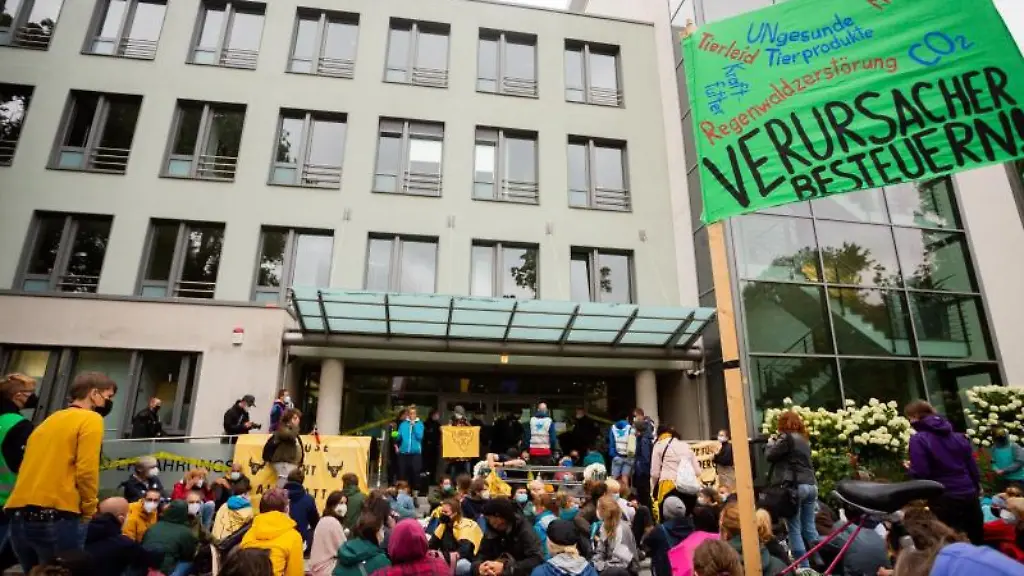 Umwelt-Aktivisten-blockieren-den-Eingang-des-Deutschen-Bauernverbands