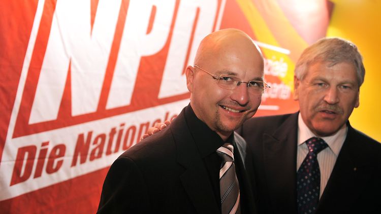 Gescheitert, aber bei Jüngeren erfolgreich: Spitzenkandidat Heyder mit NPD-Bundeschef Udo Voigt.