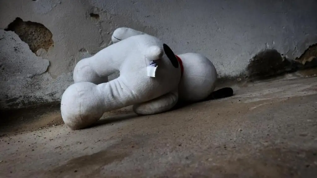 Ein-Stofftier-liegt-vor-einer-Wand