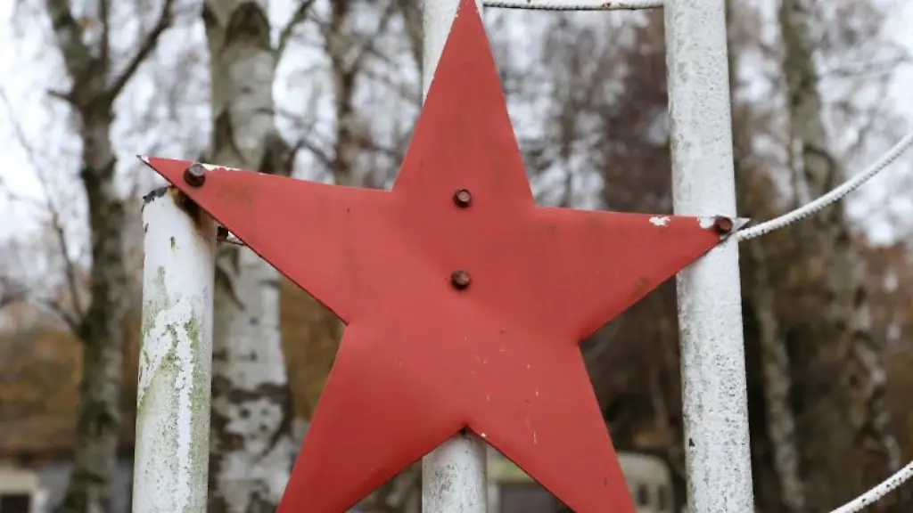 Das-Tor-des-ehemaligen-Militaerflugplatzes-Puetnitz-Hier-soll-das-Pangea-Festival-stattfinden