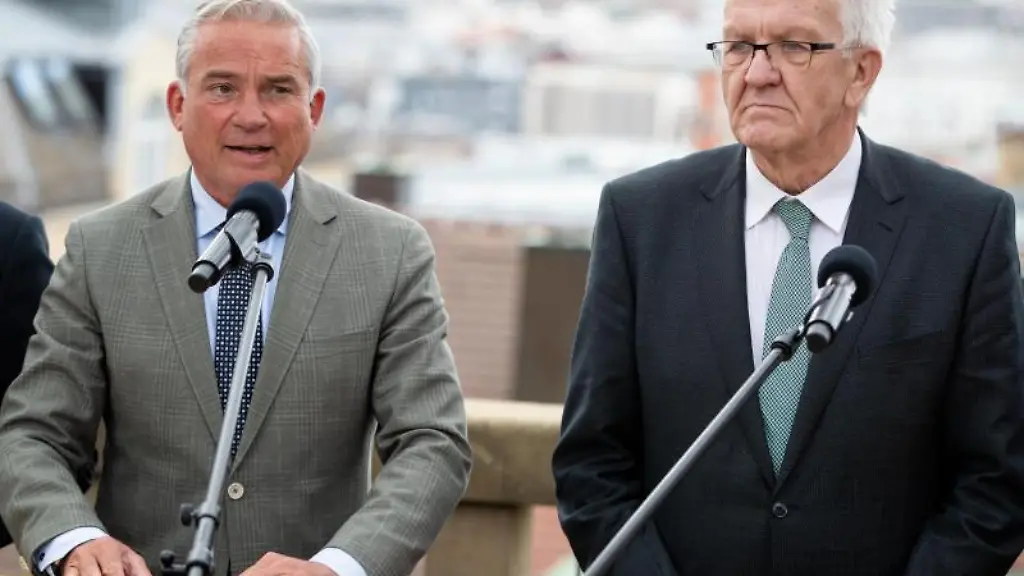 Baden-Wuerttembergs-Ministerpraesident-Winfried-Kretschmann-r-Buendnis-90-Die-Gruenen-und-Innenminister-Thomas-Strobl-CDU